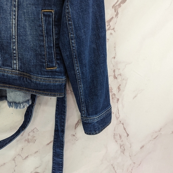 CAbi Jacket Women Small Dylan 5662 Jean Denim Belted Button Fringe Fray Raw Hem - Picture 5 of 14